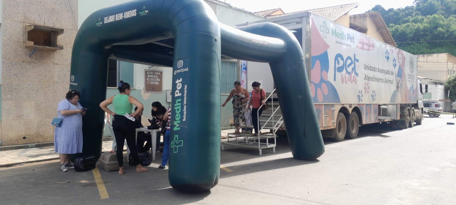 Leia mais sobre o artigo Carreta do Programa Pet Vida realiza 82 vacinas e 74 castrações em Barra de São Francisco