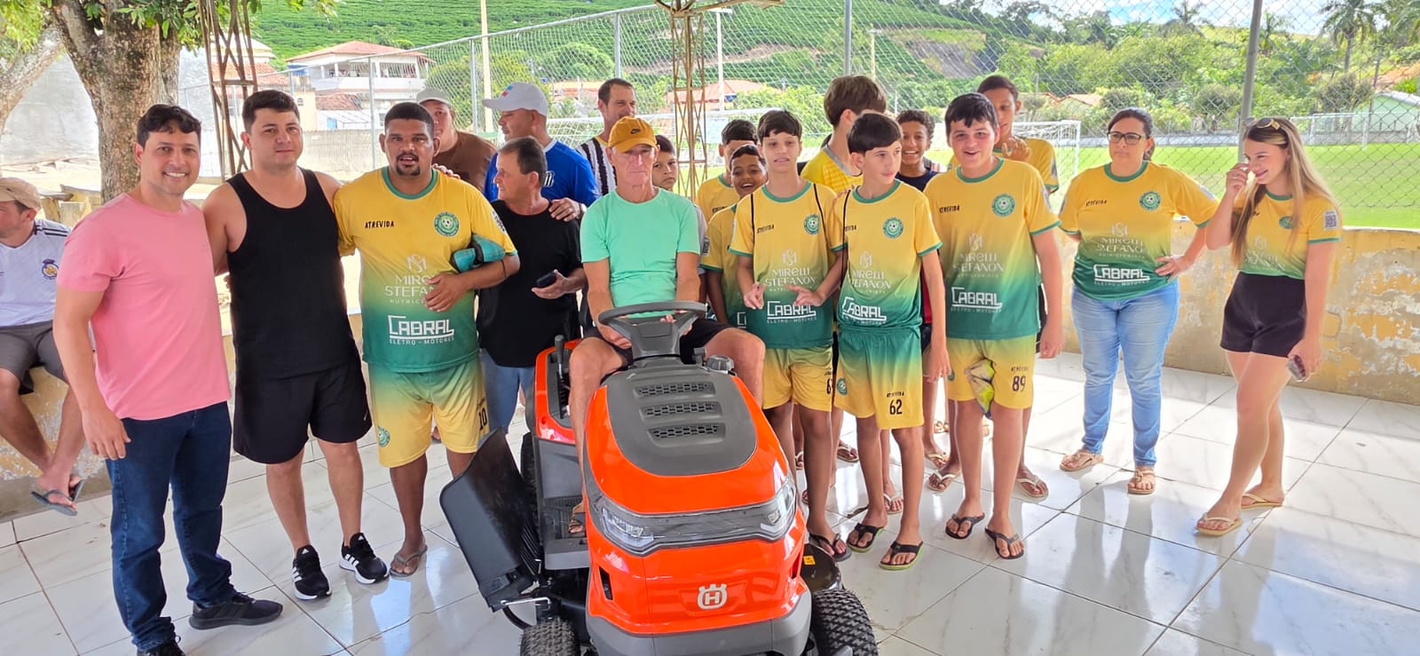 Leia mais sobre o artigo Prefeitura entrega trator cortador de grama e reforça estrutura esportiva em Monte Senir