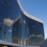 Presidente do TSE atende pedido do PL e suspende divulgação de pesquisa por suposta suspeita de indução contra Flávio Bolsonaro